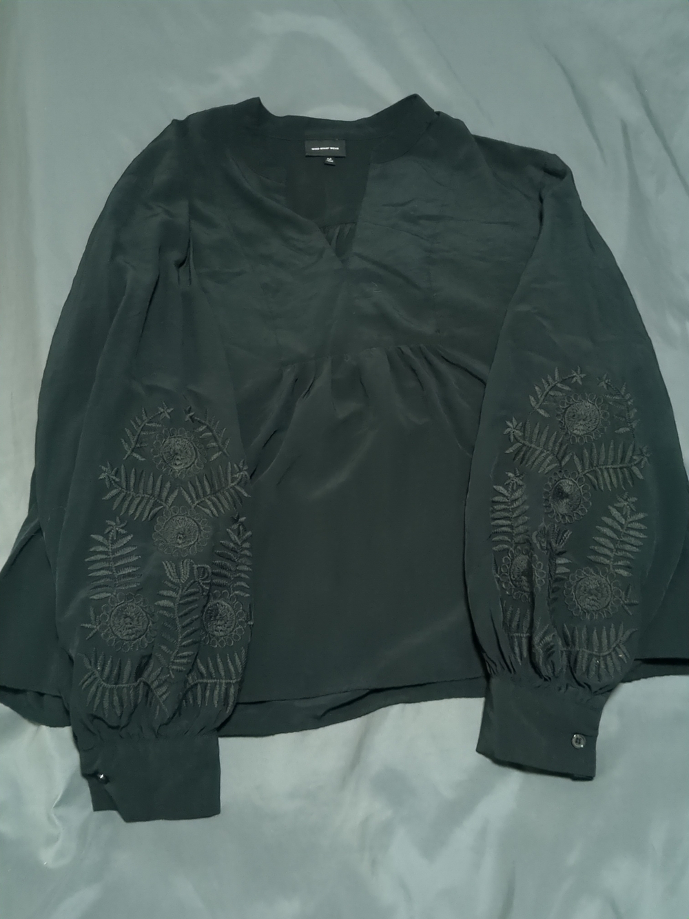 Who What Wear Black V-Neck Embroidered Long Sleeve Blouse